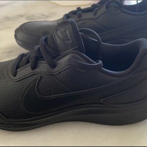 New never worn Nike sneakers size 6 youth new